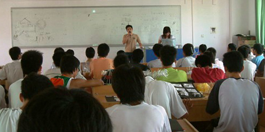 大业设计资深设计师为广东省科技干部学院的学生授课